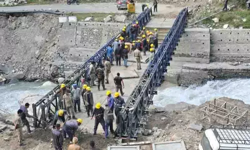 सड़कें क्षतिग्रस्त, BRO ने तीन दिन में पांगी घाटी पुल का पुनर्निर्माण किया सड़कें क्षतिग्रस्त, BRO ने तीन दिन में पांगी घाटी पुल का पुनर्निर्माण किया