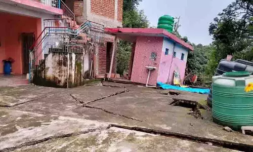 सेना ने भूस्खलन प्रभावित Palampur village से निवासियों को निकाला सेना ने भूस्खलन प्रभावित Palampur village से निवासियों को निकाला