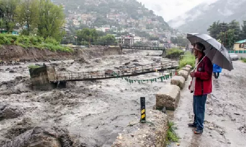 Himachal के किन्नौर में बादल फटने से भारी तबाही, कई गाड़ियां बह गईं Himachal के किन्नौर में बादल फटने से भारी तबाही, कई गाड़ियां बह गईं