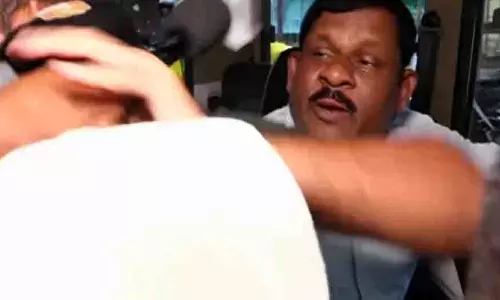 EOW ने कटक में बीजद नेता दिलीप नायक के आवास पर छापा मारा EOW ने कटक में बीजद नेता दिलीप नायक के आवास पर छापा मारा
