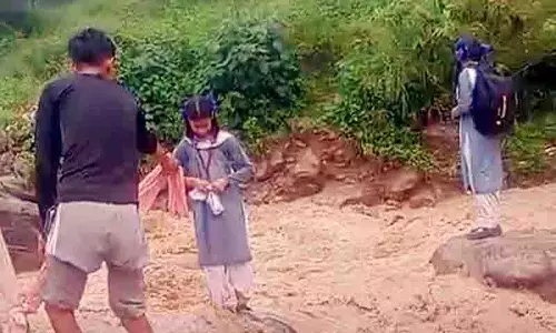 Dharamshala के पास उफनती नदी से स्कूली छात्राओं को बचाया गया Dharamshala के पास उफनती नदी से स्कूली छात्राओं को बचाया गया