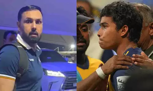 Asia Cup: मोहम्मद नबी ने दीनुथ वेल्लालेज को लगाए 5 छक्के Asia Cup: मोहम्मद नबी ने दीनुथ वेल्लालेज को लगाए 5 छक्के