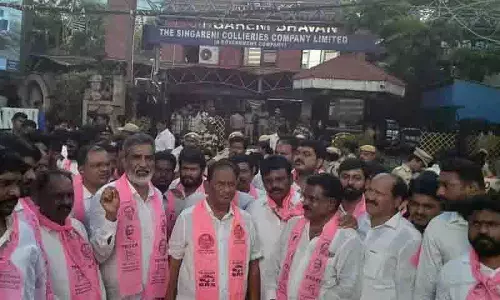 SCCL कर्मचारी सिंगरेनी भवन का घेराव करने पहुँचे