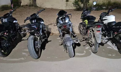 बाइक स्टंट और बिना नंबर प्लेट वाहनों पर सिविल लाइन पुलिस की बड़ी कार्रवाई बाइक स्टंट और बिना नंबर प्लेट वाहनों पर सिविल लाइन पुलिस की बड़ी कार्रवाई