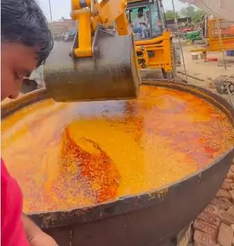 40 हजार लोगों के लिए सब्जी बनाने JCB बुलाई गई, कढ़ाई खोने में हुआ इस्तेमाल 40 हजार लोगों के लिए सब्जी बनाने JCB बुलाई गई, कढ़ाई खोने में हुआ इस्तेमाल