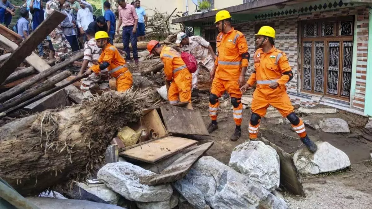 Uttarakhand: मलबे में दबी एक मां, गोद में जुड़वां बेटे Uttarakhand: मलबे में दबी एक मां, गोद में जुड़वां बेटे