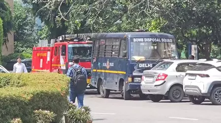 कई स्कूलों को बम की धमकी, सर्च ऑपरेशन जारी कई स्कूलों को बम की धमकी, सर्च ऑपरेशन जारी