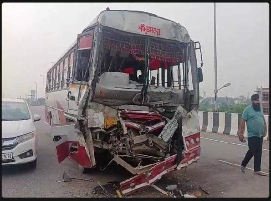 Punjab: यात्रियों से भरी बस हादसे का शिकार,ड्राइवर की मौत Punjab: यात्रियों से भरी बस हादसे का शिकार,ड्राइवर की मौत