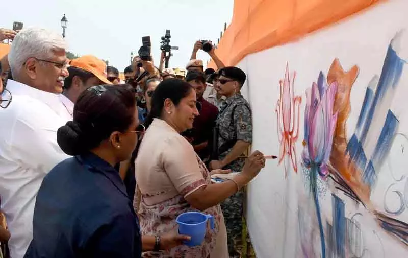एनडीएमसी ने 10 किलोमीटर लंबी लाइव कैनवास पेंटिंग के साथ विश्व रिकॉर्ड बनाया एनडीएमसी ने 10 किलोमीटर लंबी लाइव कैनवास पेंटिंग के साथ विश्व रिकॉर्ड बनाया
