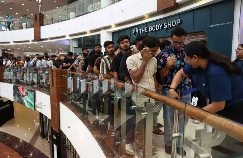 iPhone17 के स्टोर्स में आते ही दिल्ली, मुंबई और बेंगलुरु में छा गया Apple का क्रेज iPhone17 के स्टोर्स में आते ही दिल्ली, मुंबई और बेंगलुरु में छा गया Apple का क्रेज