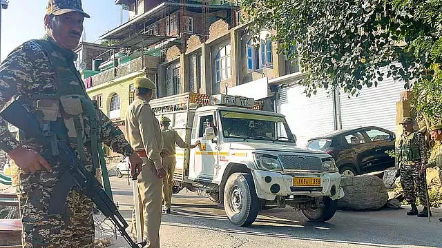 J&K : आतंकियों से मुठभेड़, एक जवान शहीद, तलाशी अभियान फिर शुरू J&K : आतंकियों से मुठभेड़, एक जवान शहीद, तलाशी अभियान फिर शुरू
