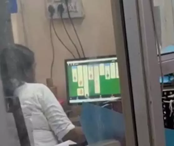 मेकाहारा हॉस्पिटल का कर्मचारी कंप्यूटर में गेम खेलने में व्यस्त, क्लिप वायरल मेकाहारा हॉस्पिटल का कर्मचारी कंप्यूटर में गेम खेलने में व्यस्त, क्लिप वायरल