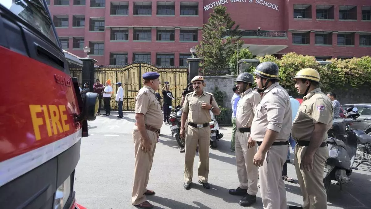 दिल्ली के कई स्कूलों को मिली बम धमकी, पुलिस ने जांच शुरू की दिल्ली के कई स्कूलों को मिली बम धमकी, पुलिस ने जांच शुरू की