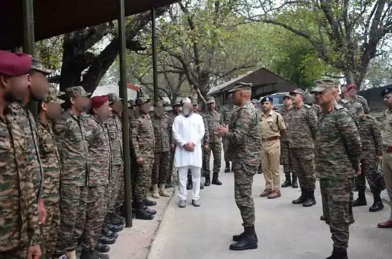 चिनार कोर कमांडर ने दक्षिण कश्मीर दौरे पर सुरक्षा हालात की समीक्षा की चिनार कोर कमांडर ने दक्षिण कश्मीर दौरे पर सुरक्षा हालात की समीक्षा की