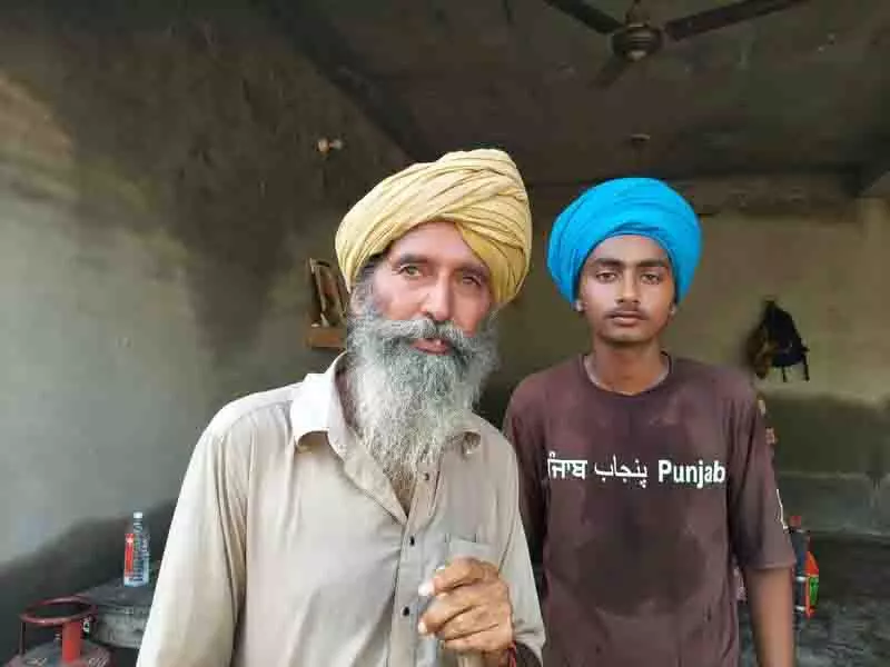 बाढ़ प्रभावित Sultanpur Lodhi में 14 साल का बच्चा त्रासदियों का बोझ ढो रहा बाढ़ प्रभावित Sultanpur Lodhi में 14 साल का बच्चा त्रासदियों का बोझ ढो रहा