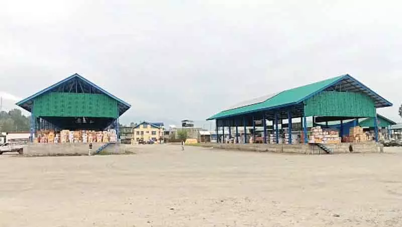 कुपवाड़ा के फल उत्पादक परिवहन की कमी और एनएच 44 बंद होने से प्रभावित कुपवाड़ा के फल उत्पादक परिवहन की कमी और एनएच 44 बंद होने से प्रभावित