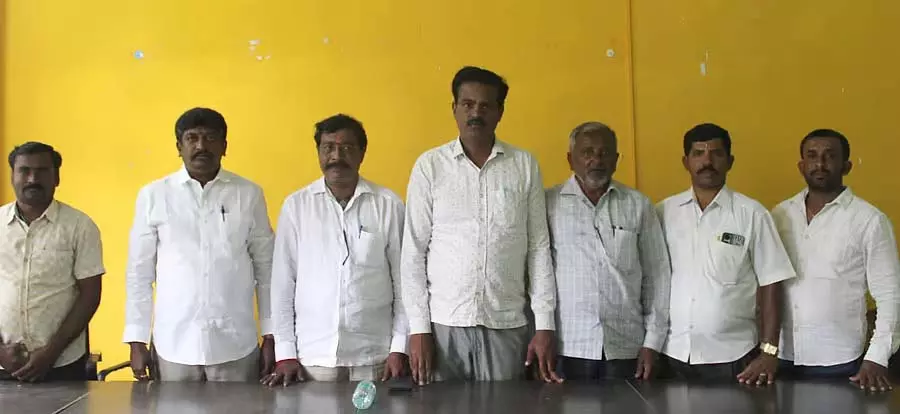 भूमि अधिग्रहण मुआवजा: KIADB ने देरी की; किसानों ने कानूनी कार्रवाई की चेतावनी दी भूमि अधिग्रहण मुआवजा: KIADB ने देरी की; किसानों ने कानूनी कार्रवाई की चेतावनी दी