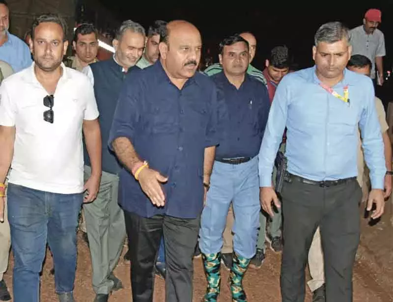उपमुख्यमंत्री ने उधमपुर एनएच-44 का दौरा किया, तेजी से मरम्मत का आदेश दिया उपमुख्यमंत्री ने उधमपुर एनएच-44 का दौरा किया, तेजी से मरम्मत का आदेश दिया