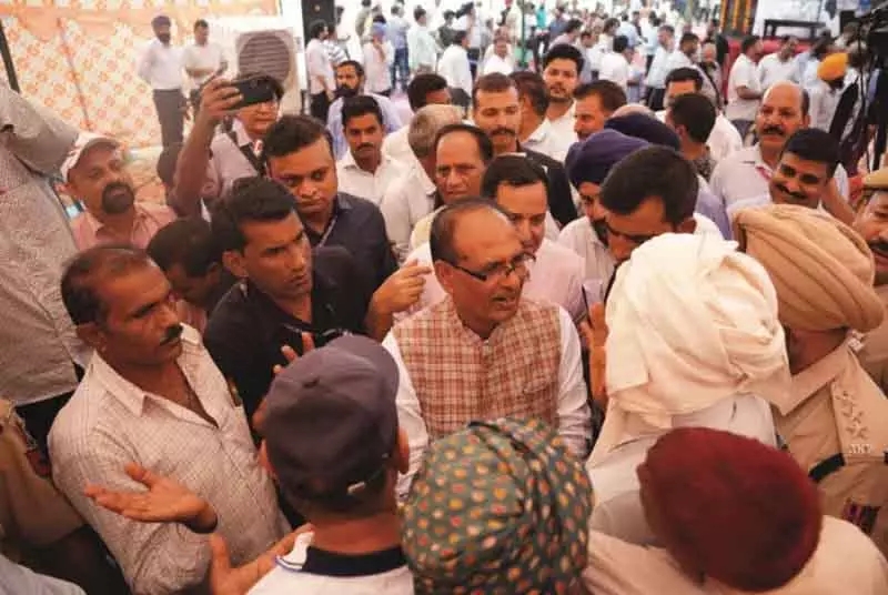 केंद्र जम्मू-कश्मीर बाढ़ पीड़ितों के साथ: कृषि मंत्री केंद्र जम्मू-कश्मीर बाढ़ पीड़ितों के साथ: कृषि मंत्री