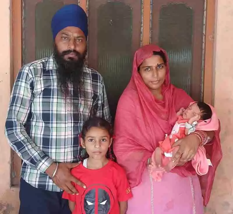 तबाही के बीच, Sultanpur Lodhi में माता-पिता के लिए उम्मीद लेकर आई बच्ची तबाही के बीच, Sultanpur Lodhi में माता-पिता के लिए उम्मीद लेकर आई बच्ची