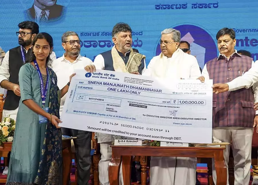 CET में राज्य तीसरे स्थान पर: ग्रामीण प्रतिभाओं को ₹1 लाख की प्रोत्साहन राशि CET में राज्य तीसरे स्थान पर: ग्रामीण प्रतिभाओं को ₹1 लाख की प्रोत्साहन राशि