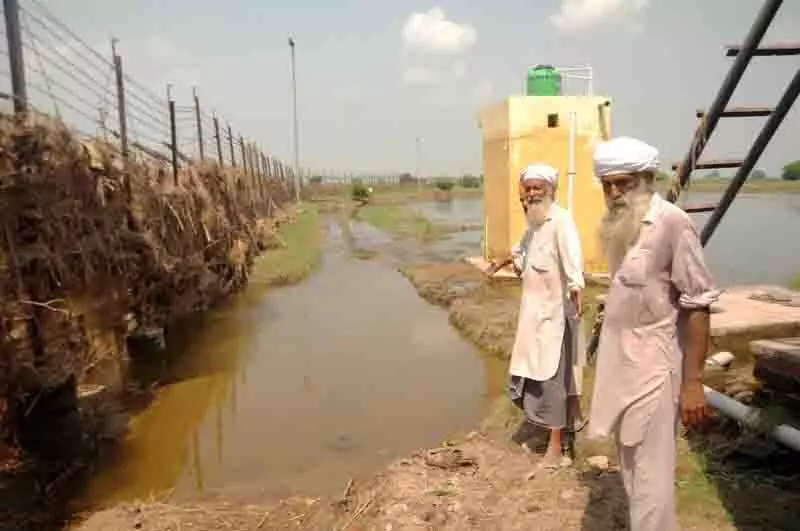 Amritsar के किसान असहाय होकर देख रहे, कि रावी नदी में बाढ़ ने सीमा पर 50 एकड़ ज़मीन निगल ली Amritsar के किसान असहाय होकर देख रहे, कि रावी नदी में बाढ़ ने सीमा पर 50 एकड़ ज़मीन निगल ली