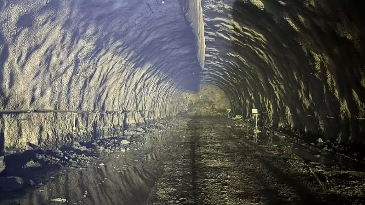 घनसोली और शिलफाटा के बीच 5-km लंबी सुरंग के पूरा होने के साथ एक बड़ी उपलब्धि हासिल हुई घनसोली और शिलफाटा के बीच 5-km लंबी सुरंग के पूरा होने के साथ एक बड़ी उपलब्धि हासिल हुई