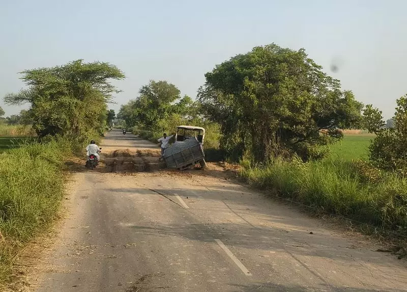 Haryana : हिसार में क्षतिग्रस्त सड़कों से यात्रियों को परेशानी Haryana : हिसार में क्षतिग्रस्त सड़कों से यात्रियों को परेशानी