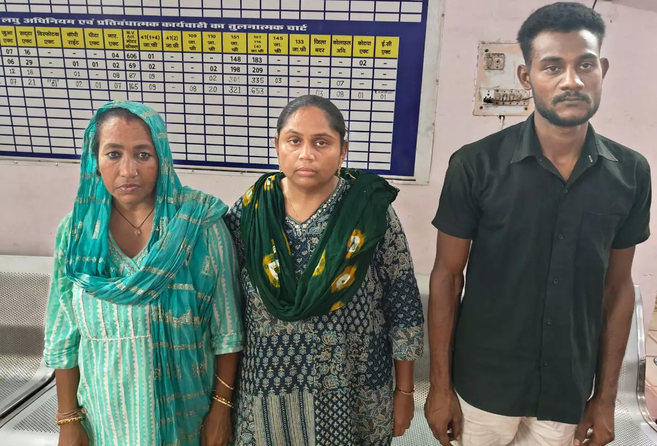 होटल के कमरे से गांजा बरामद, 2 महिला और 3 पुरुष तस्कर गिरफ्तार होटल के कमरे से गांजा बरामद, 2 महिला और 3 पुरुष तस्कर गिरफ्तार