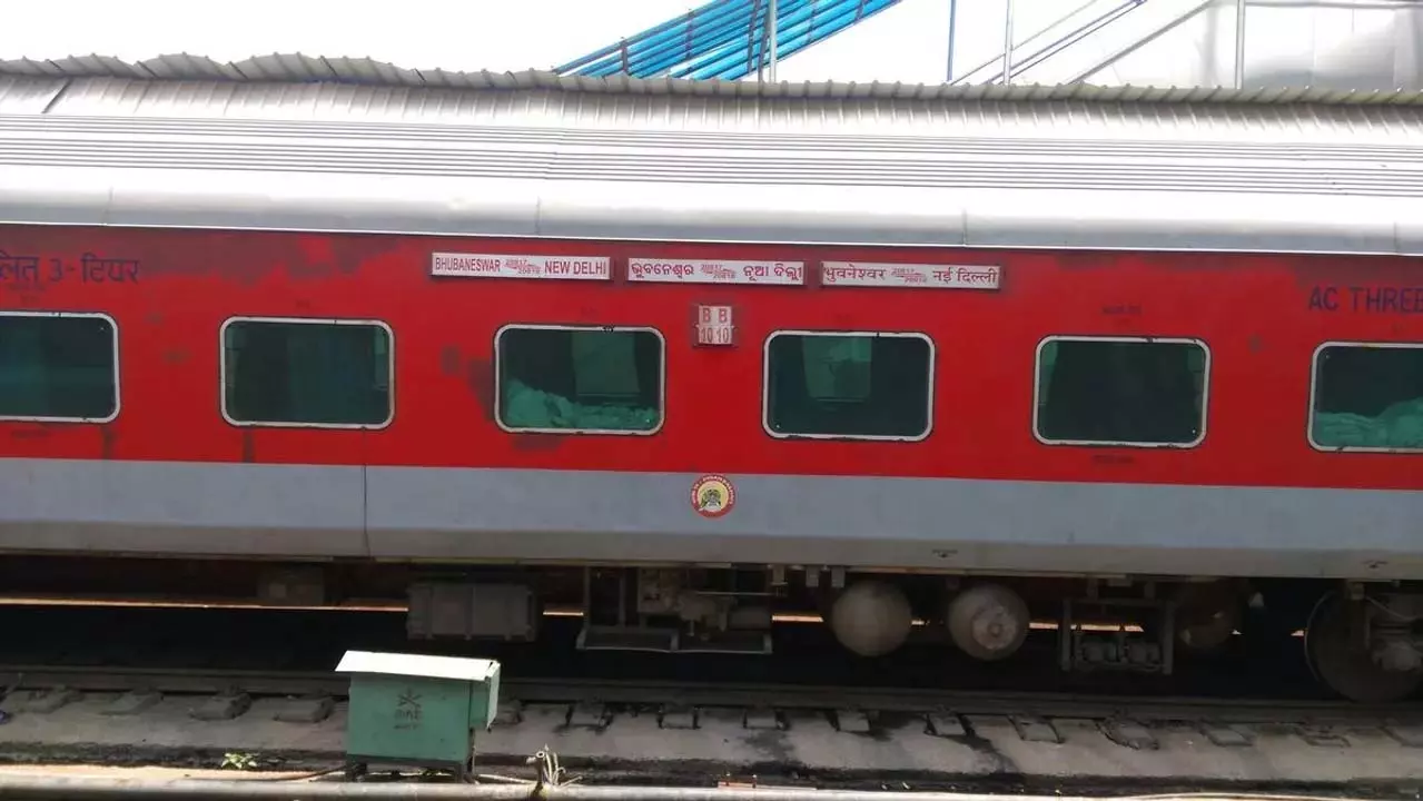 आदिवासी कुड़मी समाज के विरोध प्रदर्शन के कारण ओडिशा से तीन ट्रेनों का मार्ग बदलना पड़ा आदिवासी कुड़मी समाज के विरोध प्रदर्शन के कारण ओडिशा से तीन ट्रेनों का मार्ग बदलना पड़ा