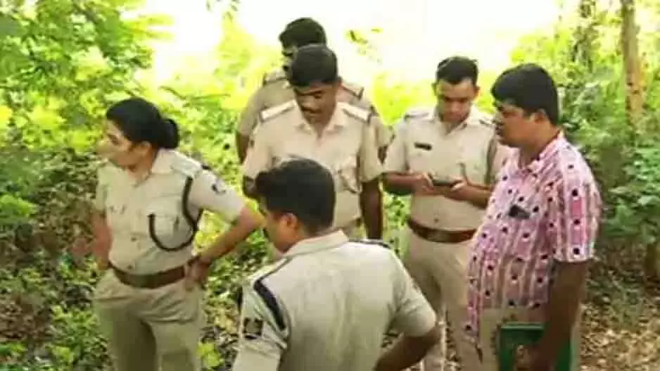Odisha: चंदका-बारंग रोड पर लापता टैक्सी चालक का शव मिला Odisha: चंदका-बारंग रोड पर लापता टैक्सी चालक का शव मिला