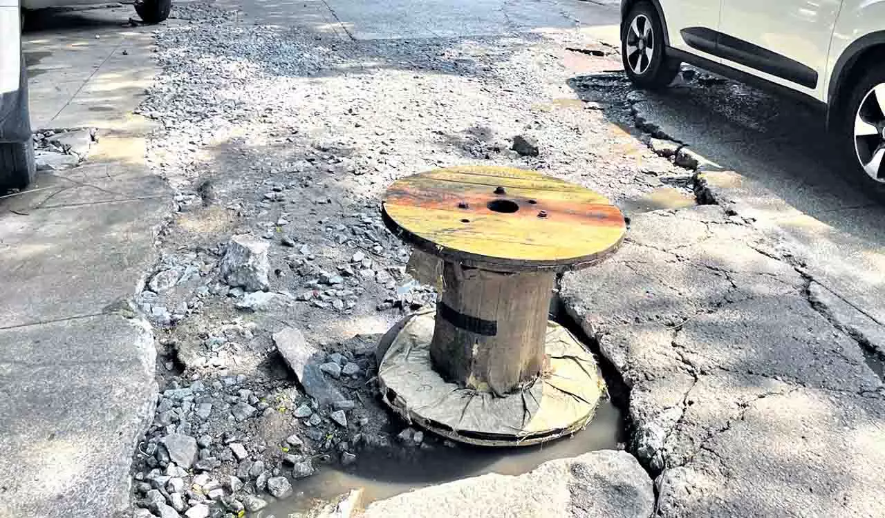 भारी बारिश और सड़क क्षति के बीच Hyderabad के यात्रियों को परेशानी भारी बारिश और सड़क क्षति के बीच Hyderabad के यात्रियों को परेशानी