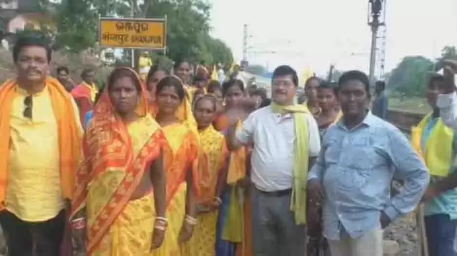 ST दर्जे की बहाली की मांग, कुडुमियों ने किया रेल रोको आंदोलन ST दर्जे की बहाली की मांग, कुडुमियों ने किया रेल रोको आंदोलन