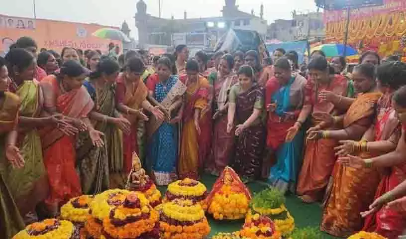 तेलंगाना HC ने चारमीनार में बथुकम्मा उत्सव को सशर्त मंजूरी दी तेलंगाना HC ने चारमीनार में बथुकम्मा उत्सव को सशर्त मंजूरी दी