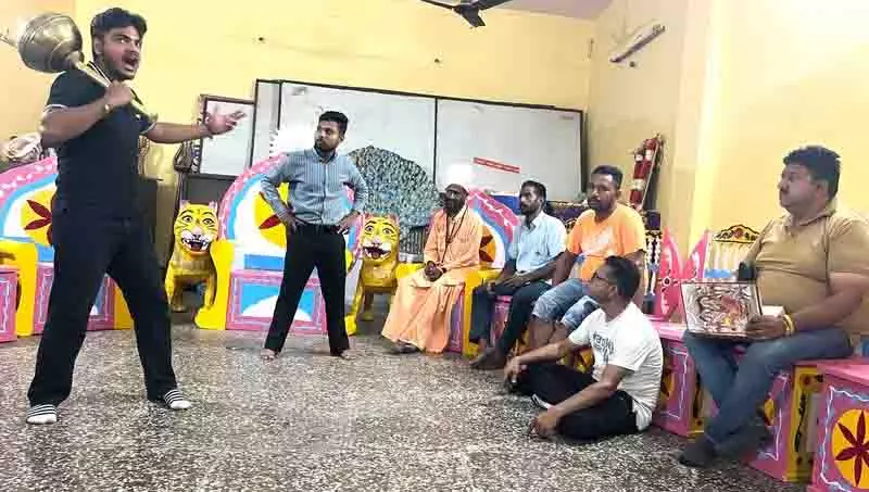 Himachal: धार्मिक संगठनों की बढ़ती निगरानी के बीच रामलीला आयोजकों के सामने कास्टिंग का संकट Himachal: धार्मिक संगठनों की बढ़ती निगरानी के बीच रामलीला आयोजकों के सामने कास्टिंग का संकट