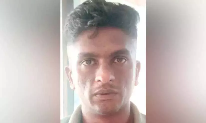 महिलाओं को ठगने के लिए उच्च पदस्थ अधिकारी का रूप धारण करने के आरोप में व्यक्ति गिरफ्तार महिलाओं को ठगने के लिए उच्च पदस्थ अधिकारी का रूप धारण करने के आरोप में व्यक्ति गिरफ्तार