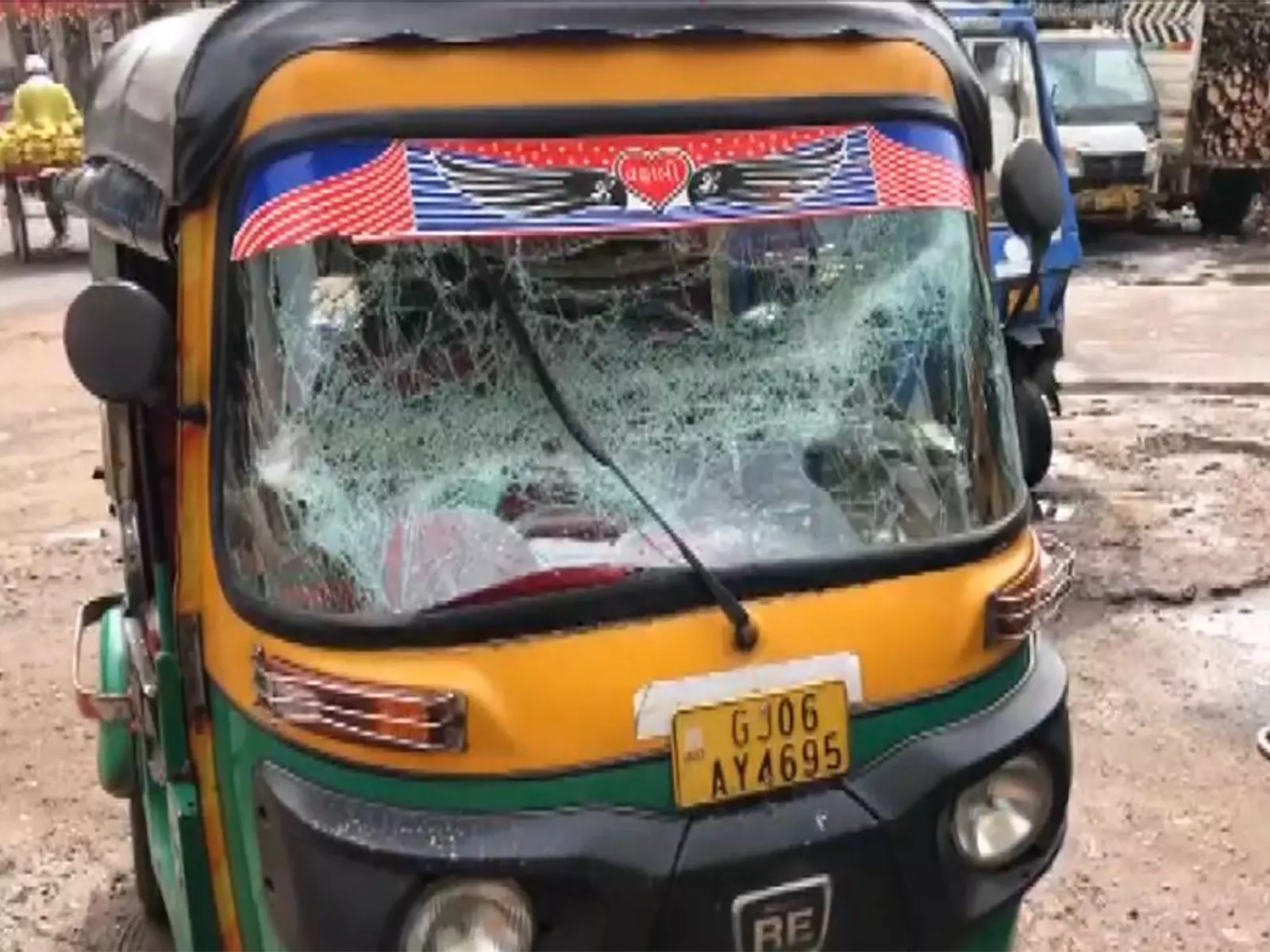 Vadodara में पथराव की घटना के बाद 50 लोग हिरासत में Vadodara में पथराव की घटना के बाद 50 लोग हिरासत में