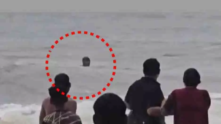 Puri: समुद्र में डूब रहे पर्यटक को लाइफगार्ड ने बचाया Puri: समुद्र में डूब रहे पर्यटक को लाइफगार्ड ने बचाया