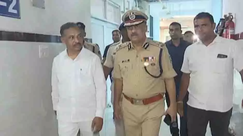 ओडिशा DGP ने माओवादी मुठभेड़ में घायल SOG जवान से की मुलाकात ओडिशा DGP ने माओवादी मुठभेड़ में घायल SOG जवान से की मुलाकात