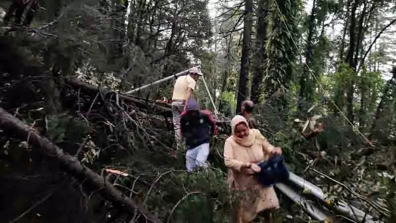 Himachal: भारी भूस्खलन से मैक्लोडगंज मुख्य मार्ग अवरुद्ध Himachal: भारी भूस्खलन से मैक्लोडगंज मुख्य मार्ग अवरुद्ध