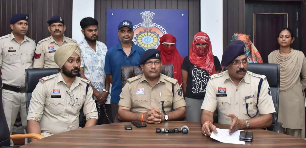 शेयर मार्केट में निवेश के नाम पर 12 करोड़ की ठगी, आरोपी गिरफ्तार शेयर मार्केट में निवेश के नाम पर 12 करोड़ की ठगी, आरोपी गिरफ्तार