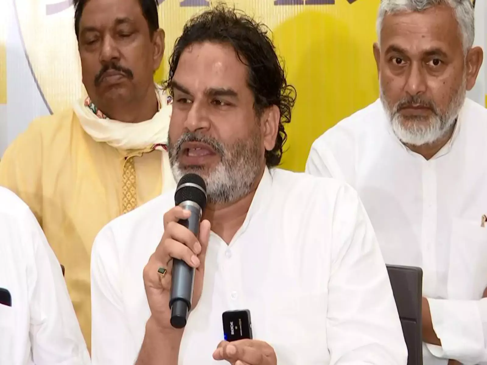 प्रशांत किशोर ने बिहार के उपमुख्यमंत्री की शैक्षणिक योग्यता पर सवाल उठाए, उन्हें हत्या का आरोपी बताया प्रशांत किशोर ने बिहार के उपमुख्यमंत्री की शैक्षणिक योग्यता पर सवाल उठाए, उन्हें हत्या का आरोपी बताया