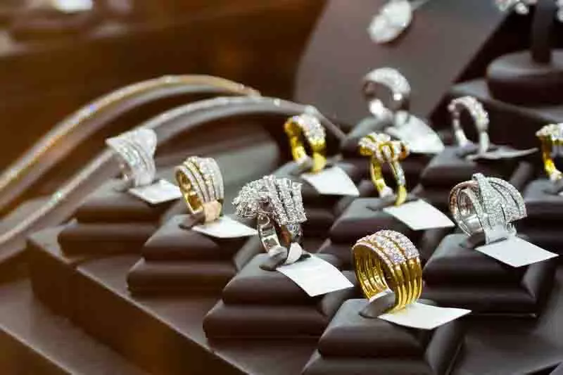 ग्राहक बनकर आए व्यक्ति ने showroom से दो हीरे की अंगूठियां चुरा लीं ग्राहक बनकर आए व्यक्ति ने showroom से दो हीरे की अंगूठियां चुरा लीं