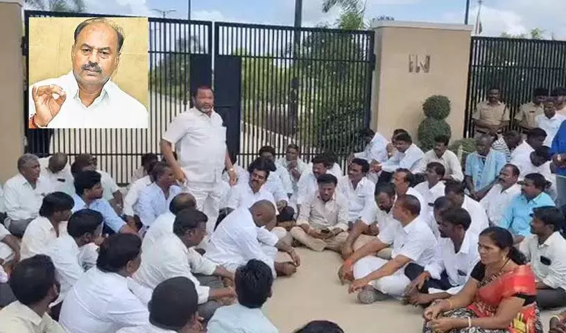 Gadwal विधायक के खिलाफ मूल कांग्रेस नेताओं का विद्रोह.. कलेक्ट्रेट के सामने धरना Gadwal विधायक के खिलाफ मूल कांग्रेस नेताओं का विद्रोह.. कलेक्ट्रेट के सामने धरना