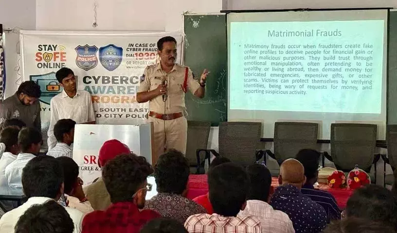 छात्र और युवा धोखेबाजों के लिए आसान निशाना बन रहे हैं.. साइबर पुलिस ने चेतावनी दी छात्र और युवा धोखेबाजों के लिए आसान निशाना बन रहे हैं.. साइबर पुलिस ने चेतावनी दी
