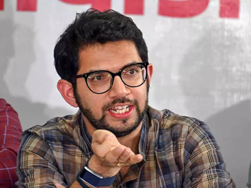 एच1बी वीजा शुल्क वृद्धि पर आदित्य ठाकरे का केंद्र पर तीखा प्रहार, चुप्पी को बताया अंधकार एच1बी वीजा शुल्क वृद्धि पर आदित्य ठाकरे का केंद्र पर तीखा प्रहार, चुप्पी को बताया अंधकार
