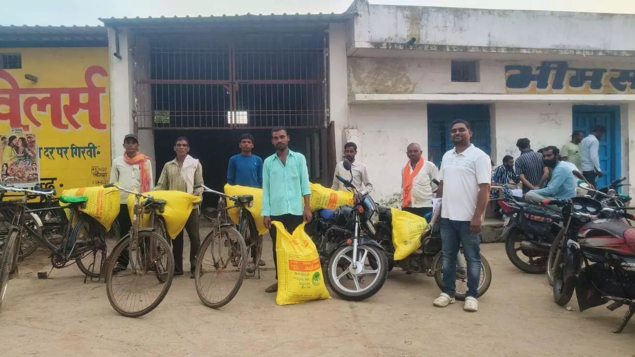 शासकीय दर पर किया गया यूरिया का वितरण शासकीय दर पर किया गया यूरिया का वितरण