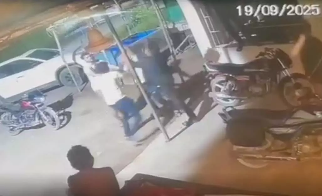 बिर्रा में आरोपी युवक ने 2 युवकों की पिटाई की, CCTV में घटना कैद, FIR दर्ज बिर्रा में आरोपी युवक ने 2 युवकों की पिटाई की, CCTV में घटना कैद, FIR दर्ज