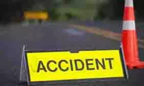 Kanpur:लोडर से फंसी स्कूटी,युवक को 400 मीटर तक घसीटा Kanpur:लोडर से फंसी स्कूटी,युवक को 400 मीटर तक घसीटा