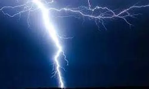 UP News: स्कूल पर गिरी बिजली, तीन लोगों की मौत, दो छात्राएं घायल UP News: स्कूल पर गिरी बिजली, तीन लोगों की मौत, दो छात्राएं घायल